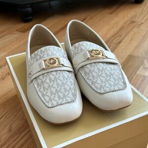 Michael Kors Mandy Vanilla loafer Women's size 9